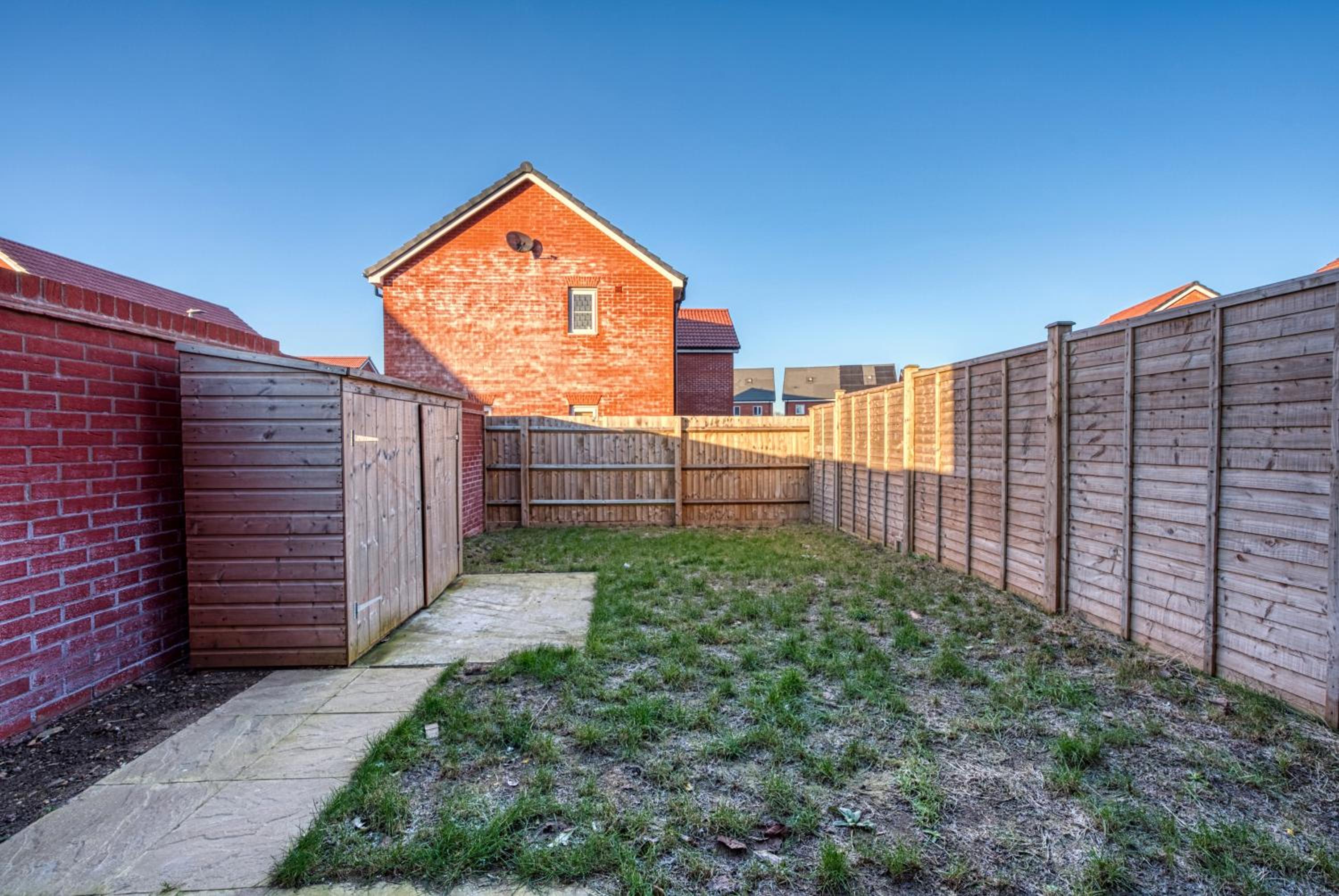 Stylish 4-Bedroom Townhouse with two large parking spaces and superfast Wi-Fi view 2