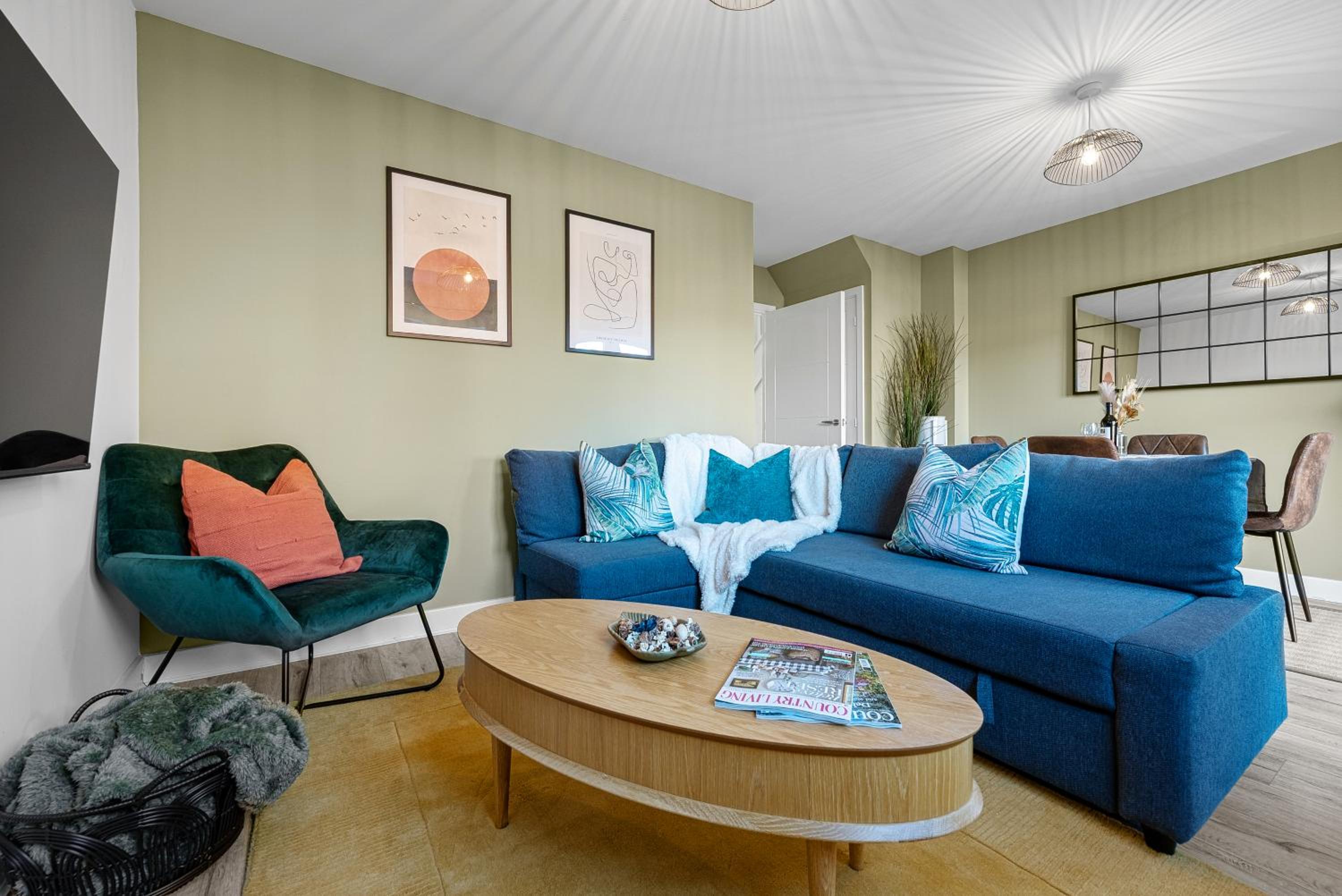 Stylish 4-Bedroom Townhouse with two large parking spaces and superfast Wi-Fi view 3