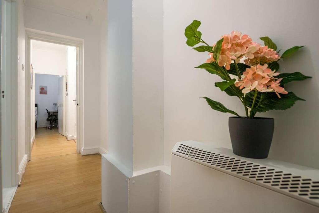 Cosy 2BR Retreat near Paddington Station