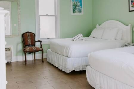 Deluxe Queen at the Curry Mansion - Parking & Heated Pool! view 2