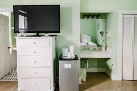 Deluxe Queen at the Curry Mansion - Parking & Heated Pool! view 3
