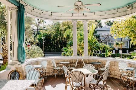 Deluxe Queen at the Curry Mansion - Parking & Heated Pool! view 5