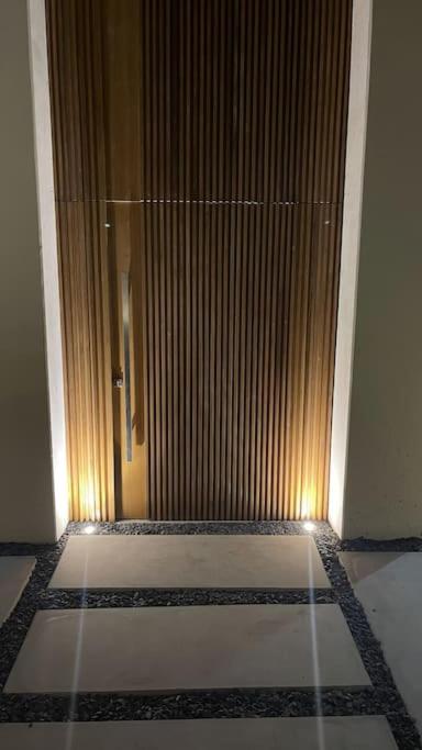Villa exclusiva con piscina infinity y jacuzzi!