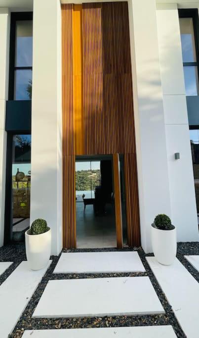 Villa exclusiva con piscina infinity y jacuzzi!