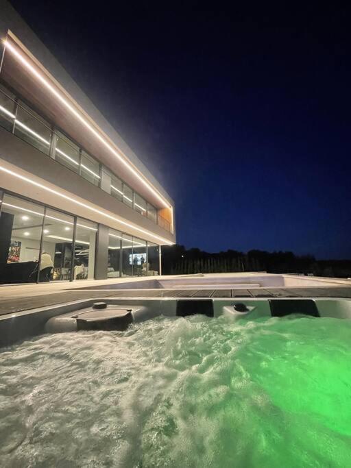 Villa exclusiva con piscina infinity y jacuzzi!