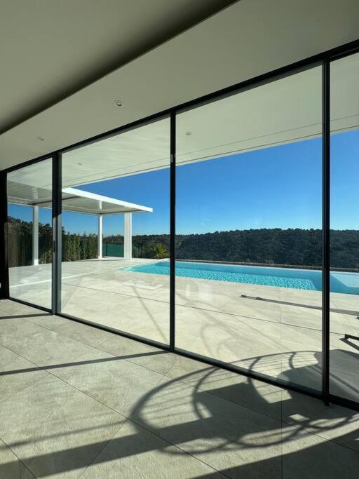 Villa exclusiva con piscina infinity y jacuzzi!