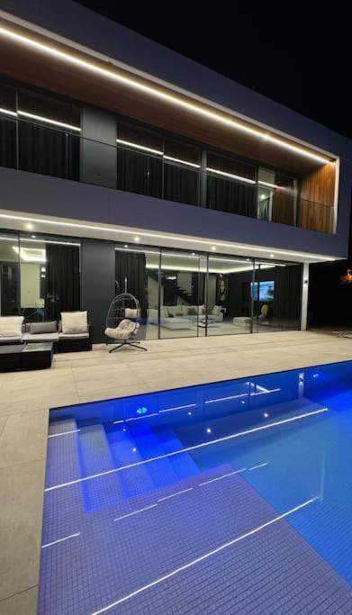 Villa exclusiva con piscina infinity y jacuzzi!