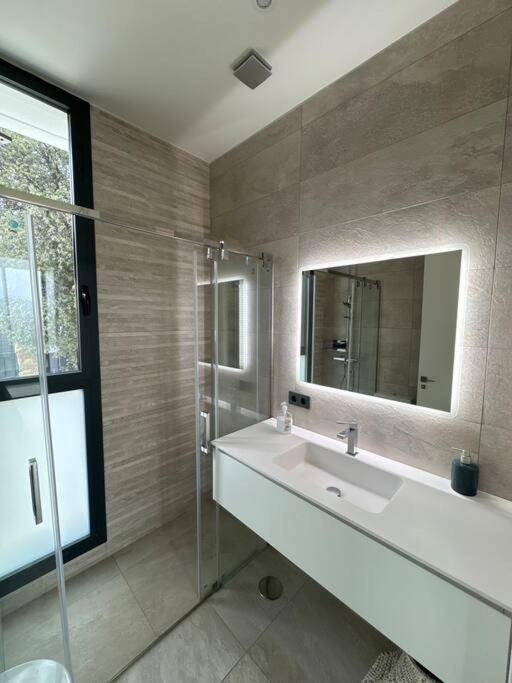 Villa exclusiva con piscina infinity y jacuzzi!