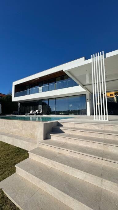 Villa exclusiva con piscina infinity y jacuzzi!