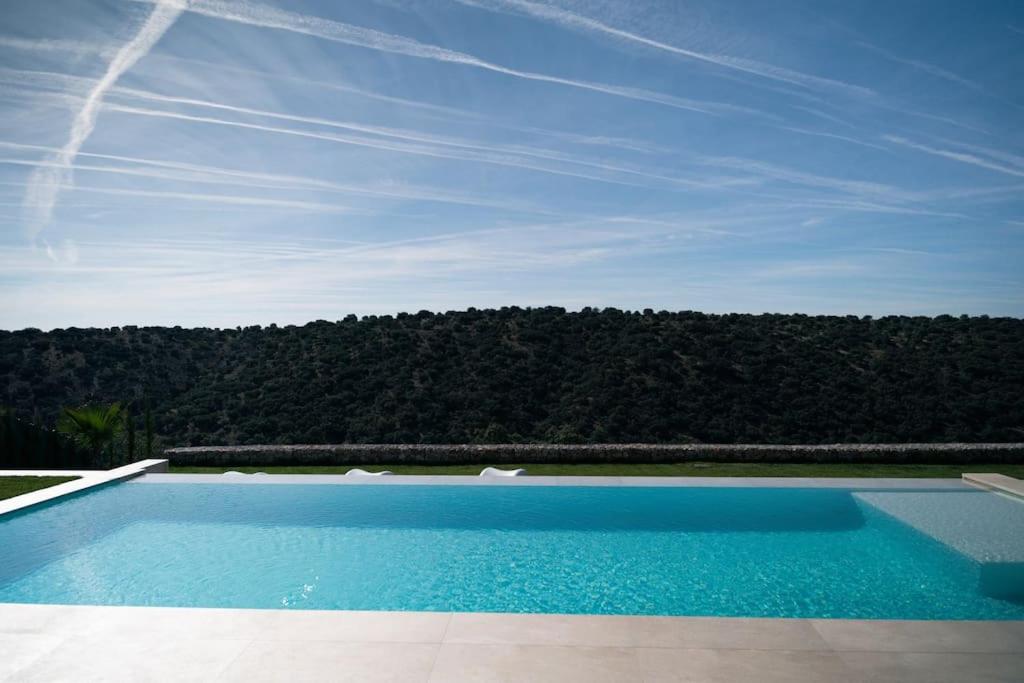 Villa exclusiva con piscina infinity y jacuzzi!