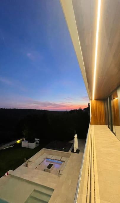 Villa exclusiva con piscina infinity y jacuzzi!