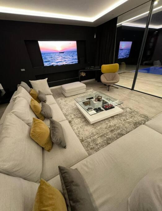 Villa exclusiva con piscina infinity y jacuzzi!
