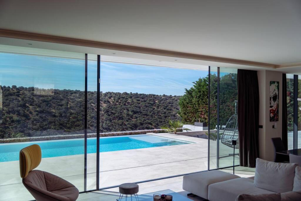 Villa exclusiva con piscina infinity y jacuzzi!