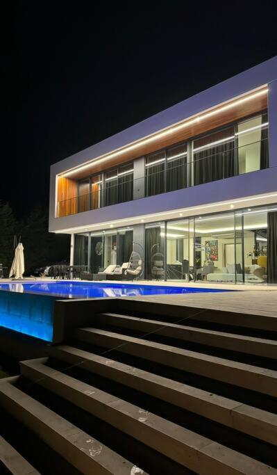 Villa exclusiva con piscina infinity y jacuzzi!