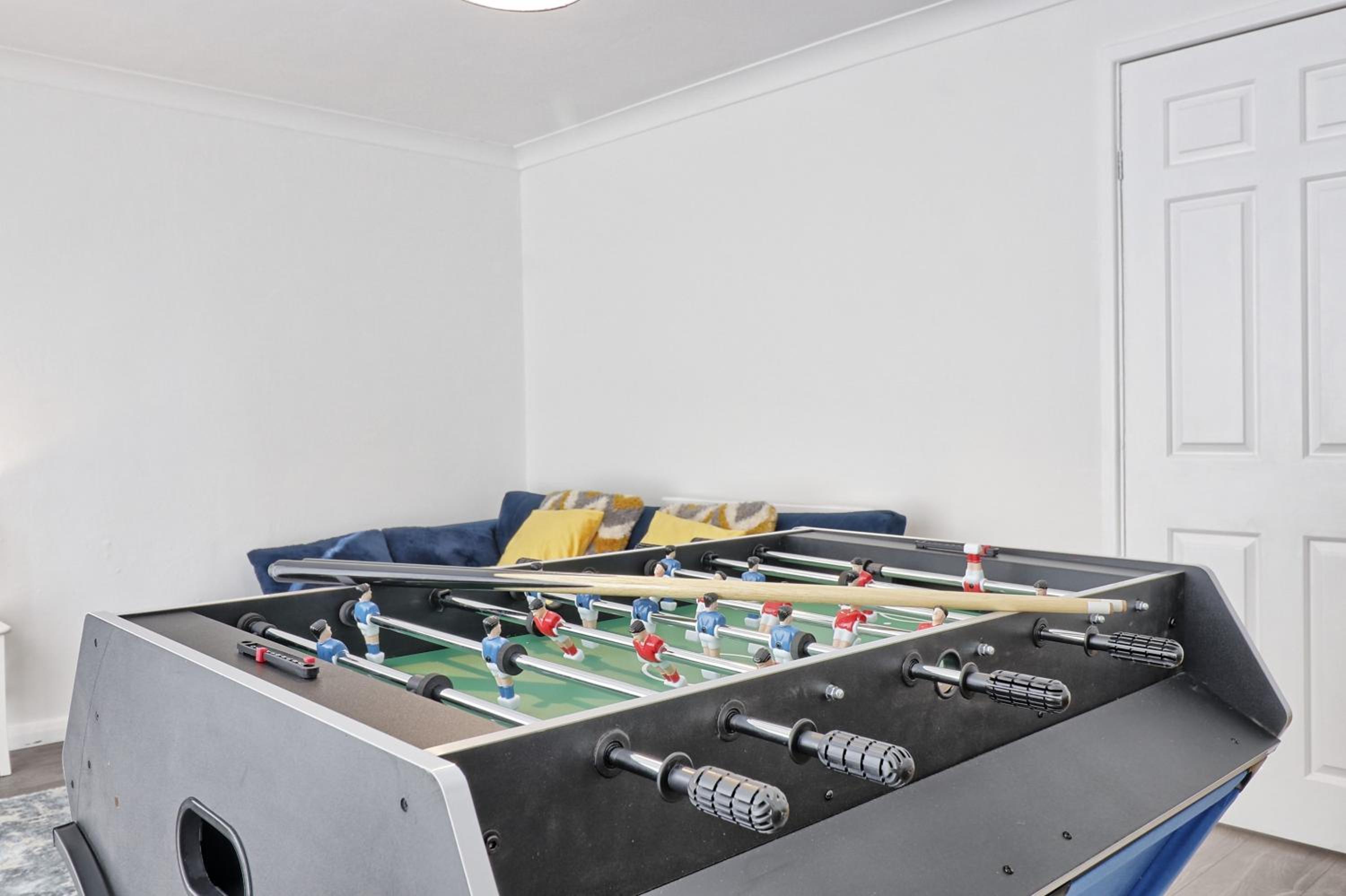 Newly Refurbished 3BR House Basildon, Garden, Netflix & Trisport Table view 4