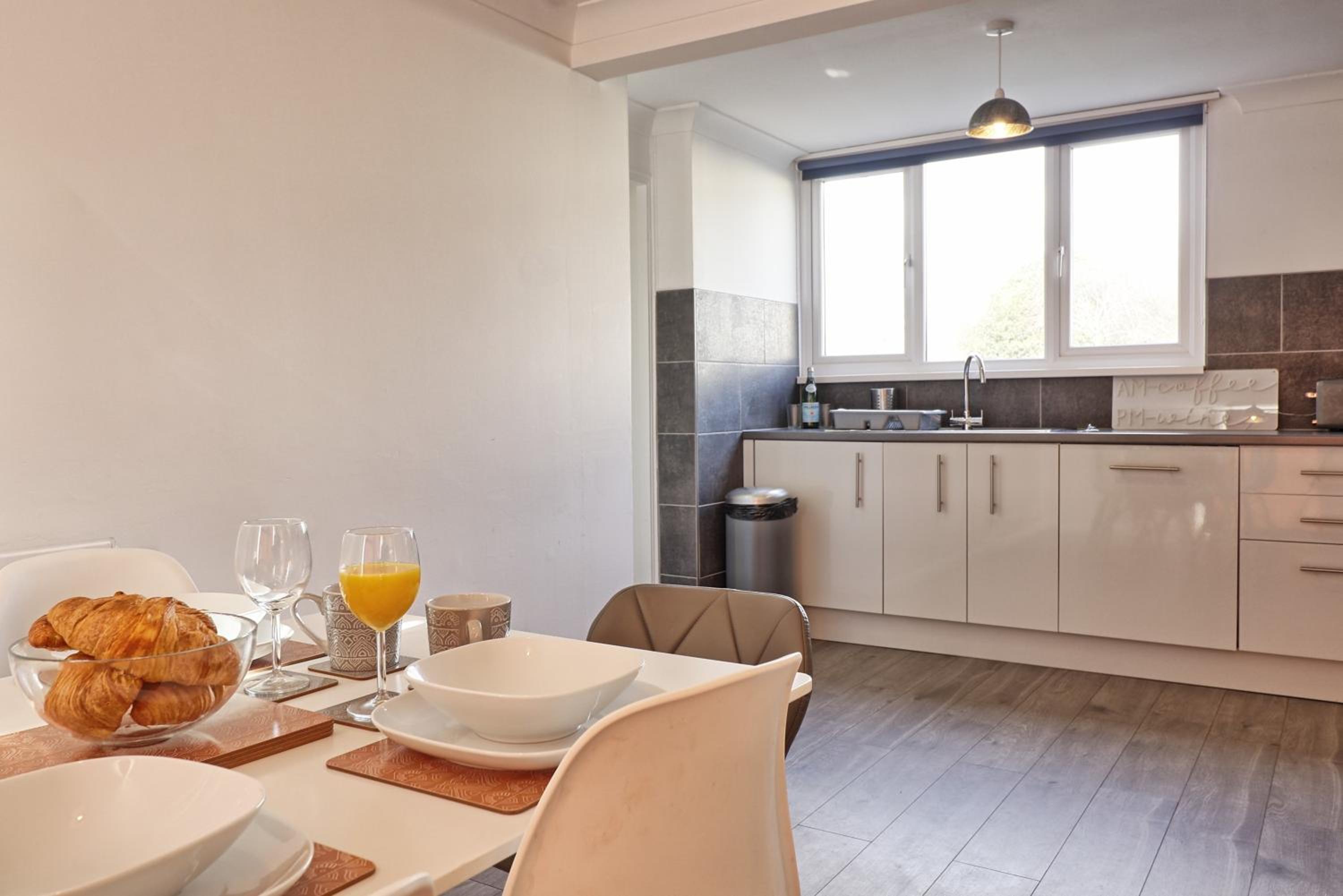 Newly Refurbished 3BR House Basildon, Garden, Netflix & Trisport Table view 5