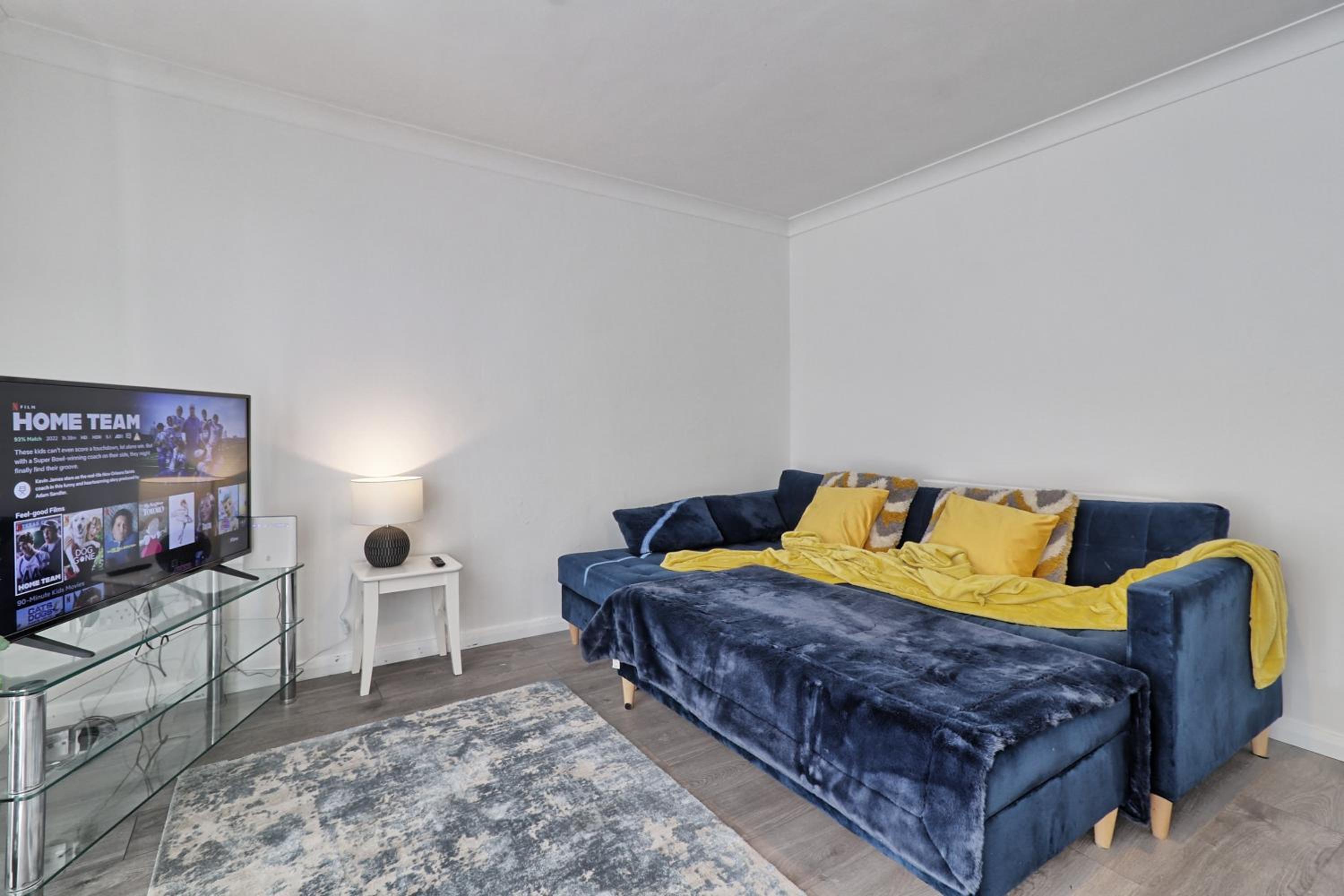 Newly Refurbished 3BR House Basildon, Garden, Netflix & Trisport Table view 3
