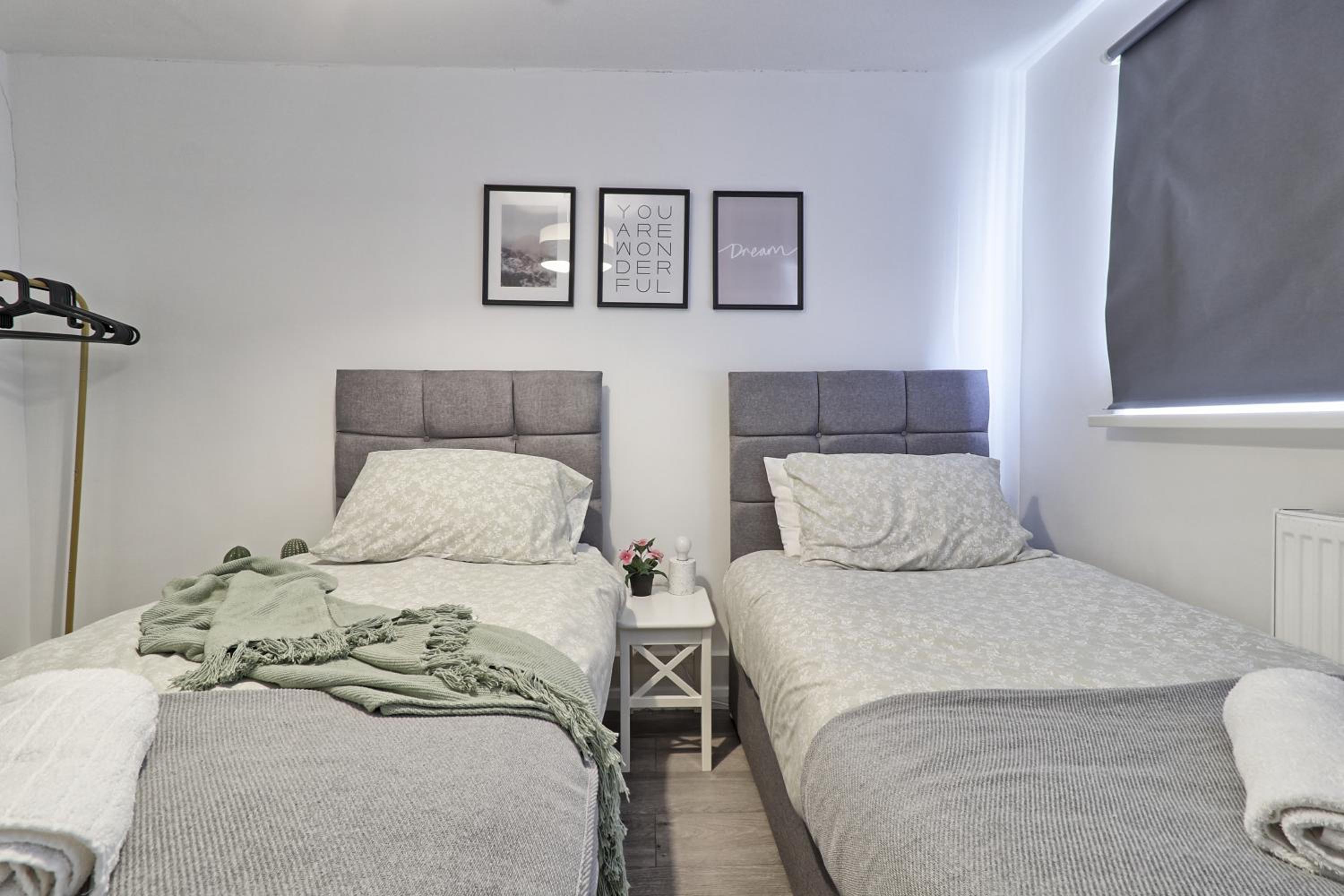 Newly Refurbished 3BR House Basildon, Garden, Netflix & Trisport Table view 2