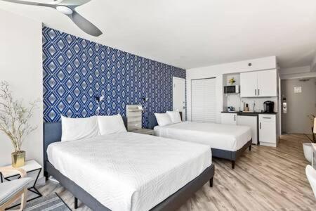 Newly Remodeled Beachfront Studio with Pool view 2