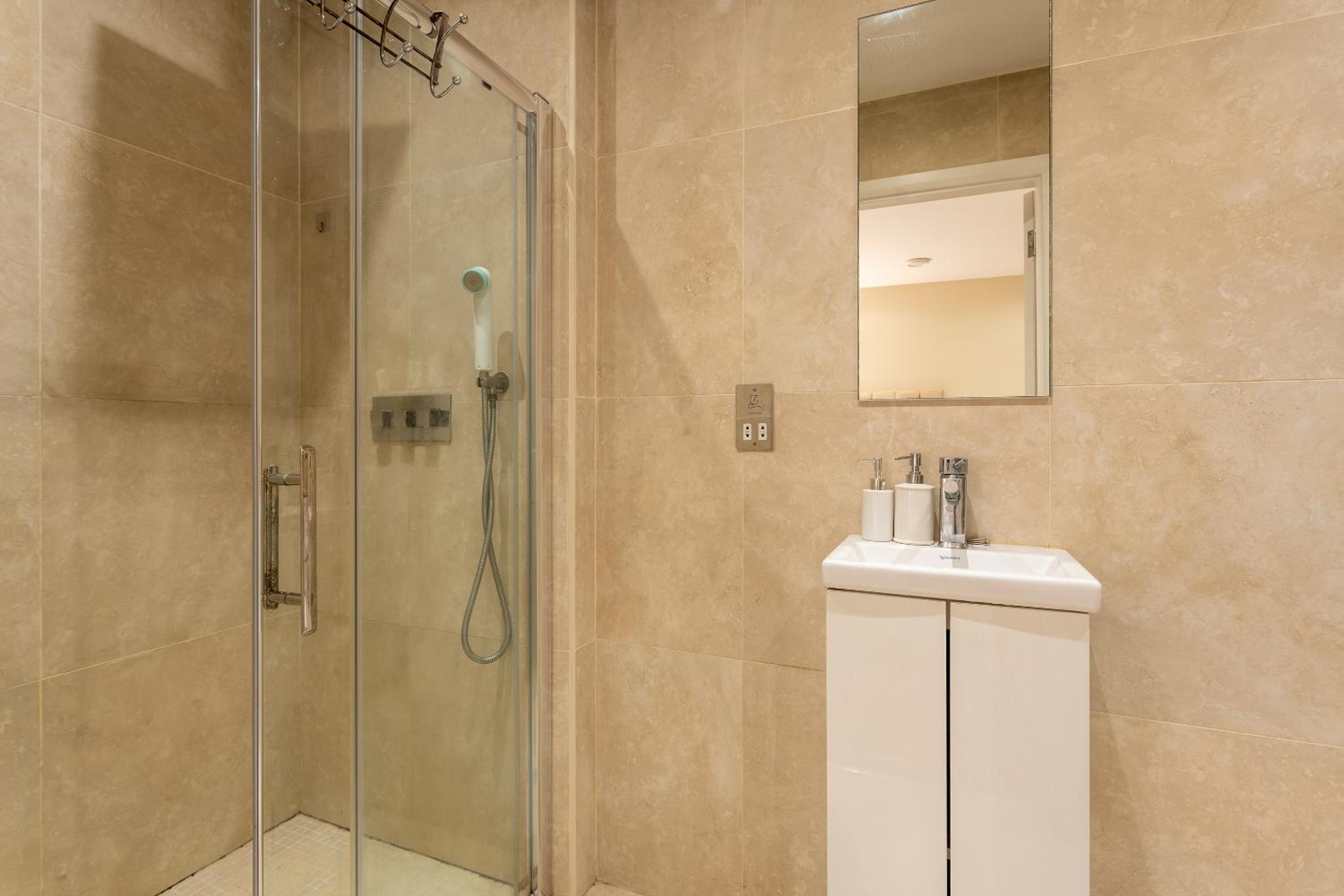 Beautiful 2-Bed Apartment in London