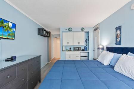 Oceanside Inn 603 - Affordable Studio with King Bed, Partial Ocean Views, Pool view 4
