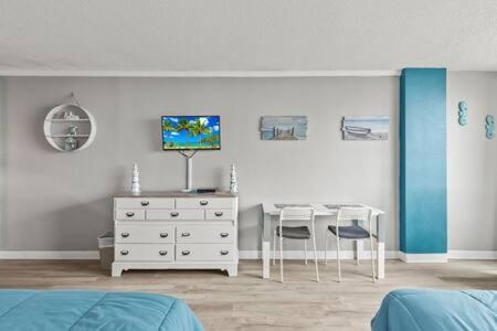 Oceanside Pair-A-Dise - Double Room, Heated Pool & Beach Access, Free Parking view 5