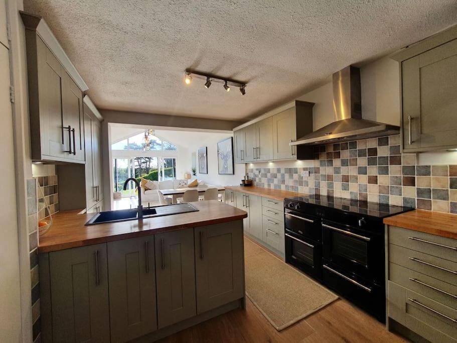 Spacious detached house with stunning views view 2