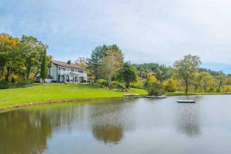 The Manor-Stunning Modern Farmhouse with Hot Tub view 3