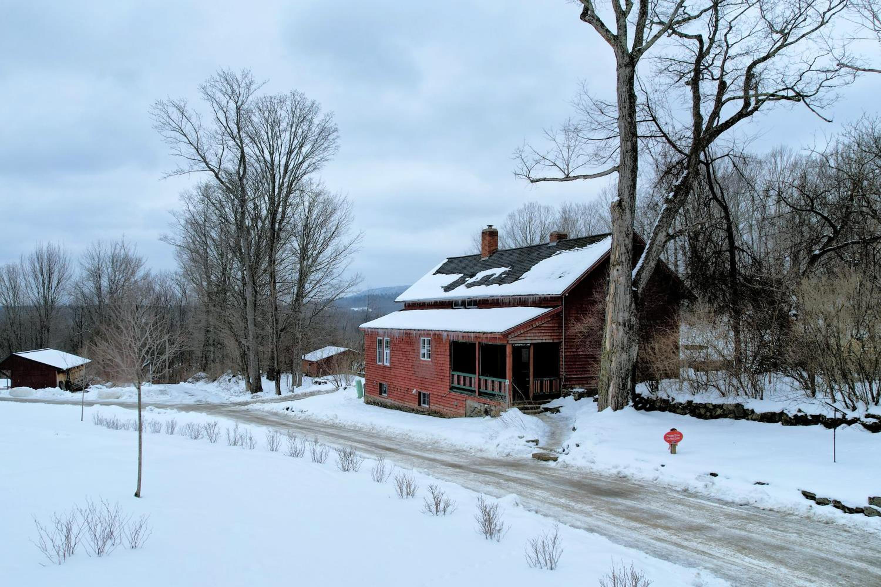 Experience the Rocks Estate like never before with a stay at the Gardeners Cottage! view 3