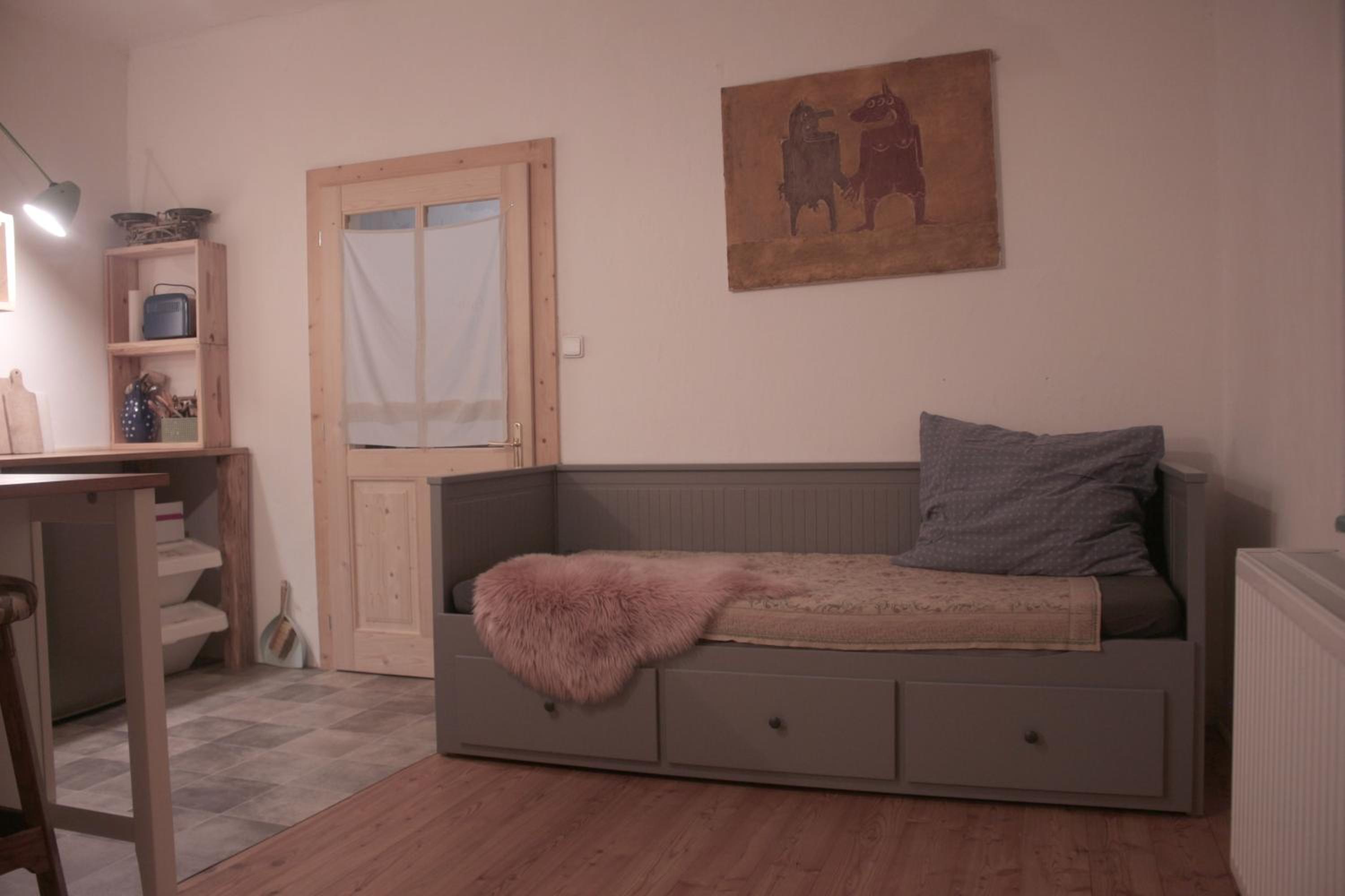 Statek uprostřed divoké zahrady