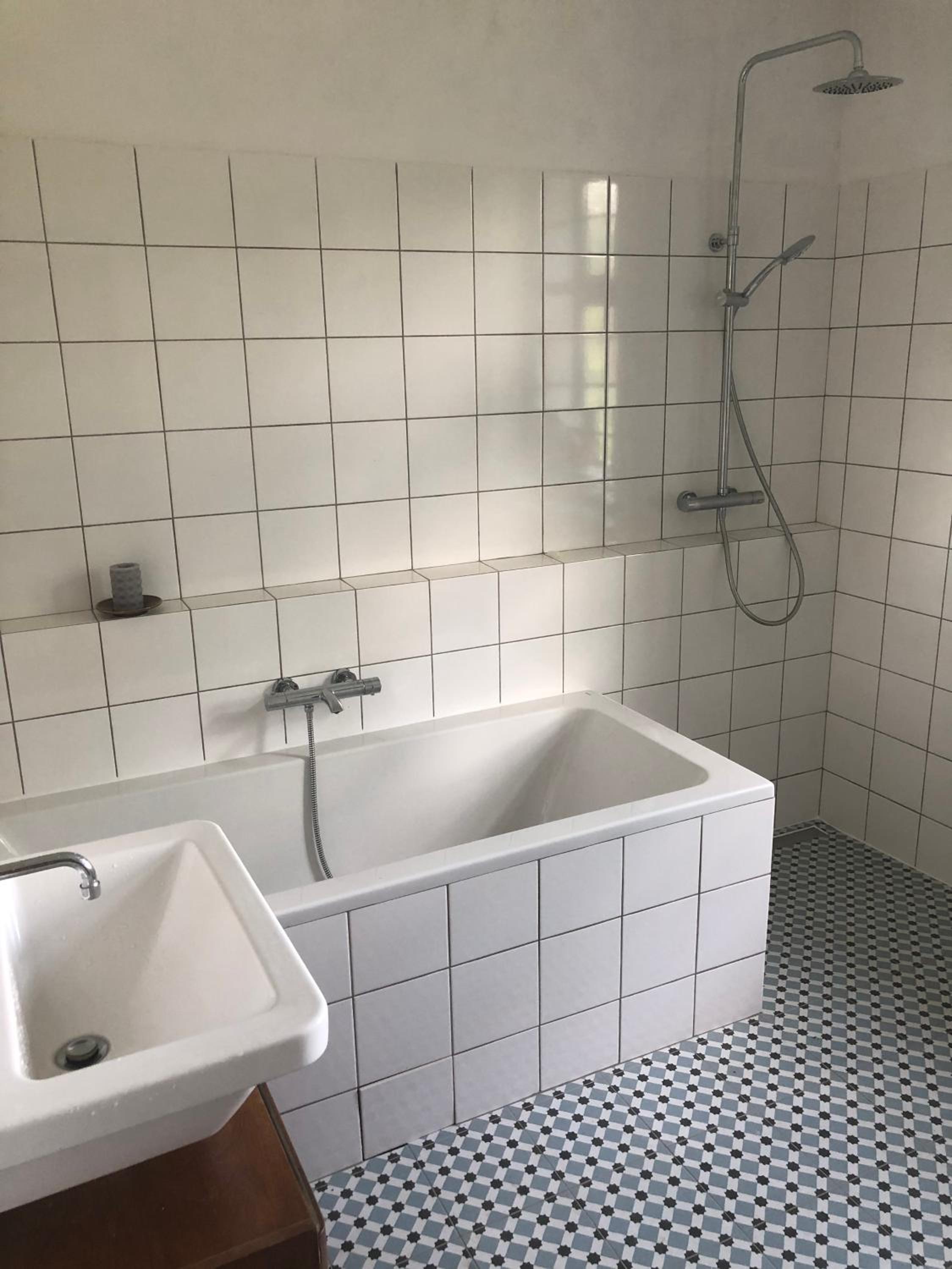 Statek uprostřed divoké zahrady