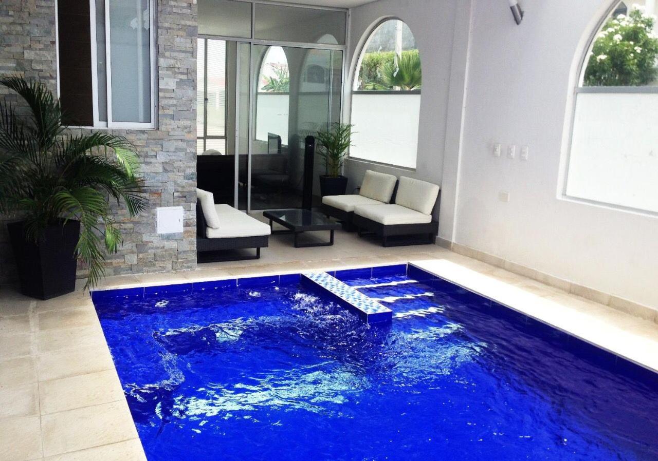 CASA CON PISCINA Y JACUZZI EN GIRARDOT ESTILO MEDITERRANEO