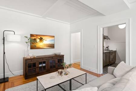 The Adaline #1 - Upscale Hyde Park Apt, First Floor view 2