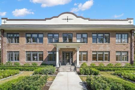 The Adaline #2 - Luxury Hyde Park Apt, Steps to Bayshore view 4