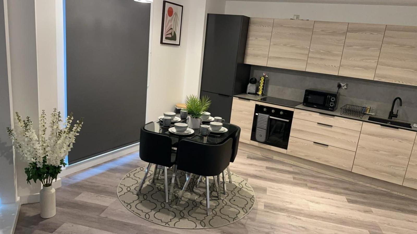 Stunning 2-Bed Premium Apartment - Free WI-FI view 2