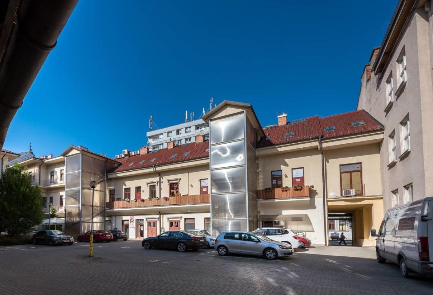 UnderStreet studio with private parking