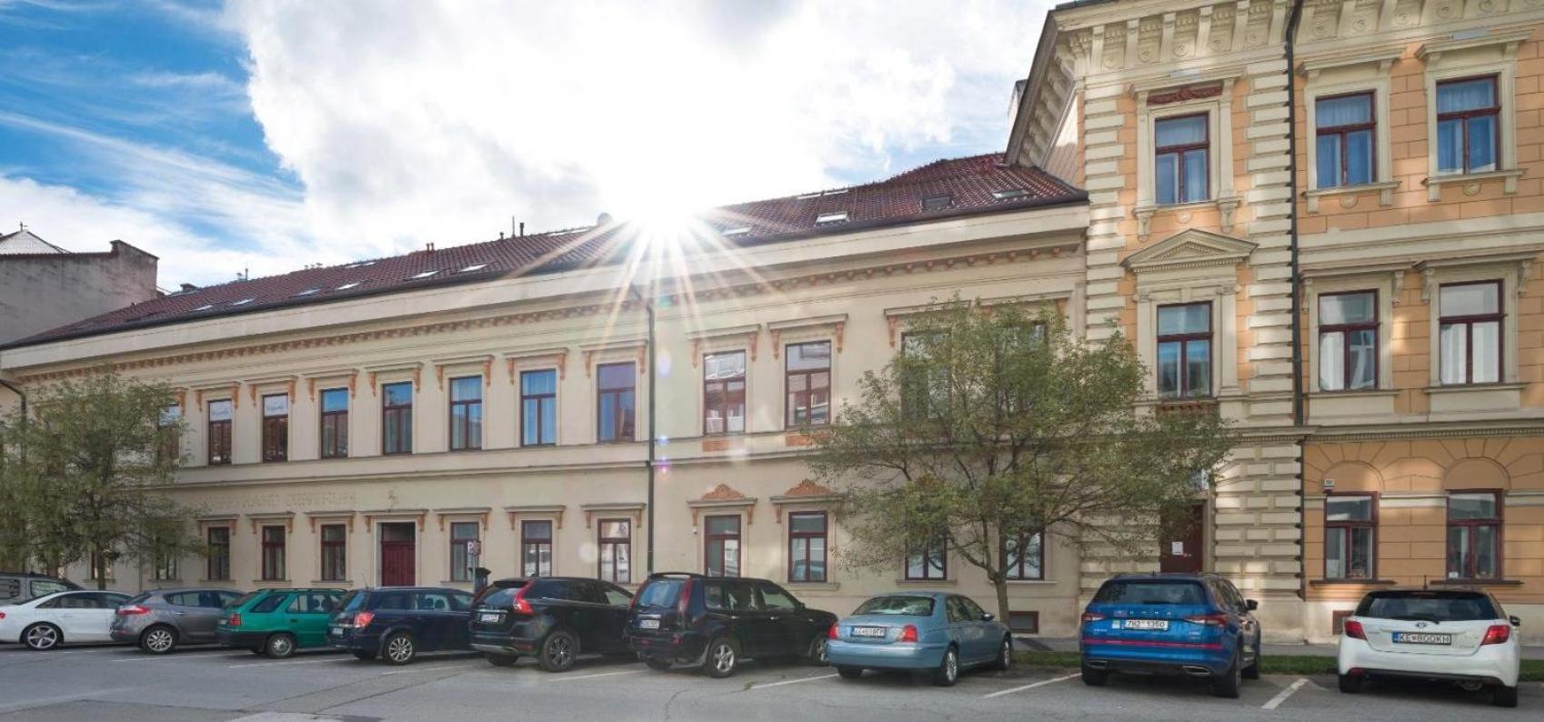 UnderStreet studio with private parking