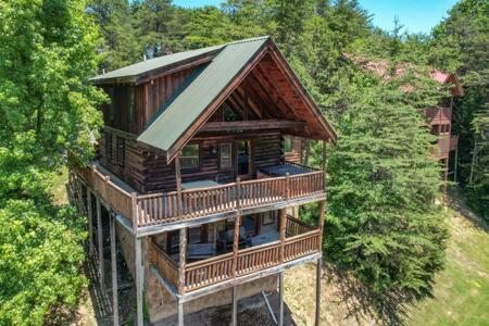 Cozy Forest Cabin - Hot Tub, Pets Welcome, Sleep 10 with Wraparound Deck, Scenic Views and Access to Resort Pool, Near The Parkway, Tanger Outlets and Doll view 5