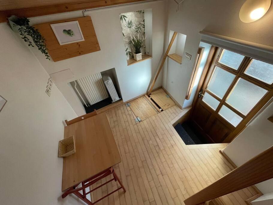 Super Small Micro-Treehouse in the centre view 4