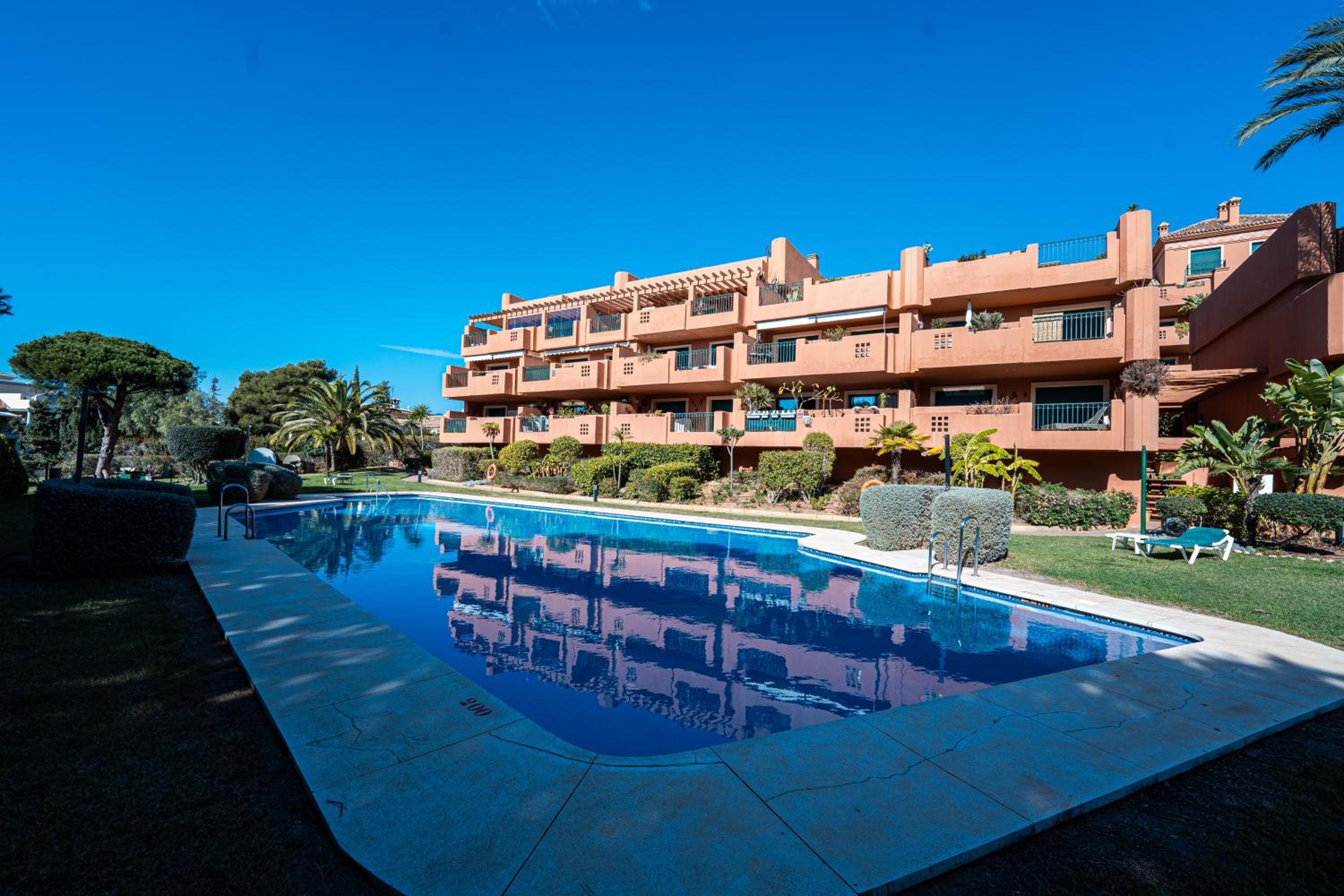 Marbella retreat: Private Pool & Frontline Golf view 4