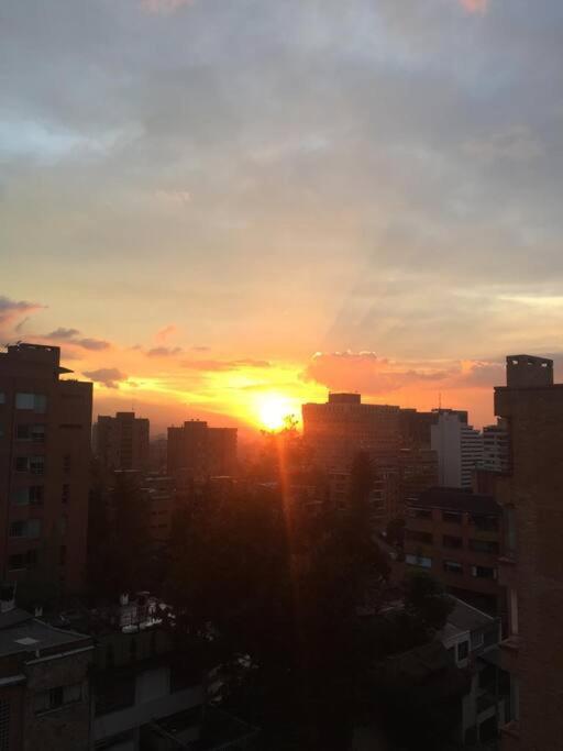 Apartamento en Rosales una habitación, dos baños, sala comedor y cocina. Vista maravillosa de la ciudad