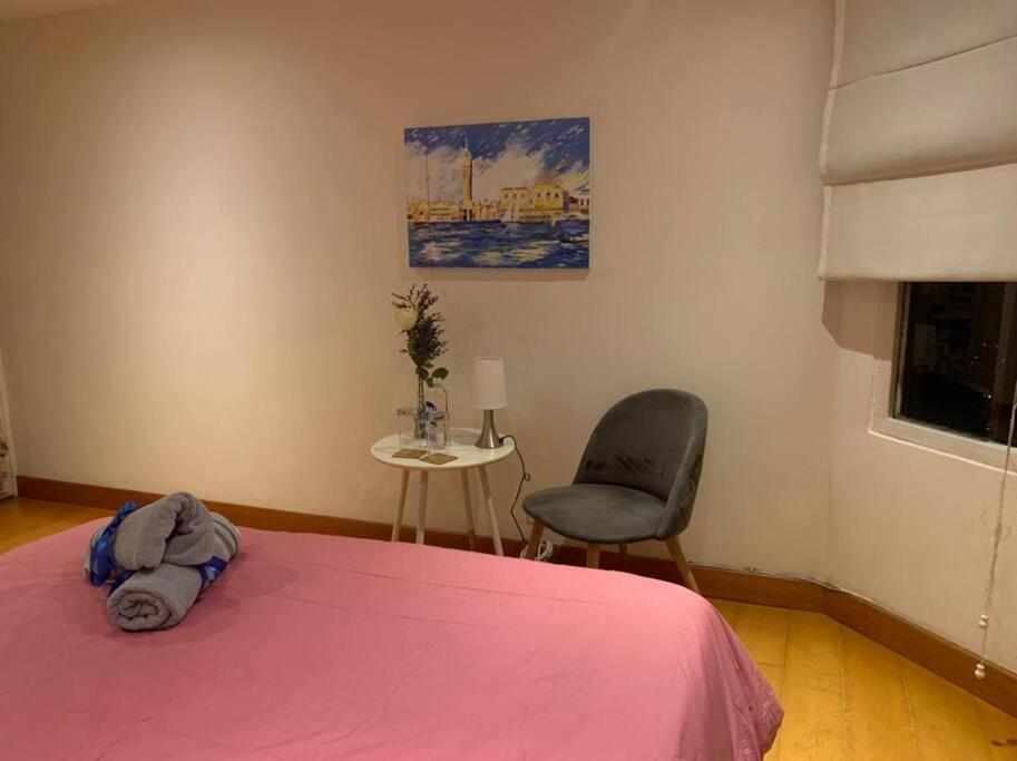 Apartamento en Rosales una habitación, dos baños, sala comedor y cocina. Vista maravillosa de la ciudad