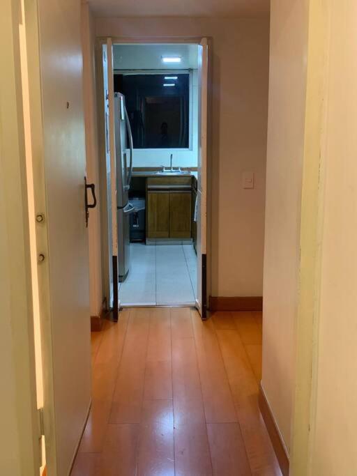 Apartamento en Rosales una habitación, dos baños, sala comedor y cocina. Vista maravillosa de la ciudad