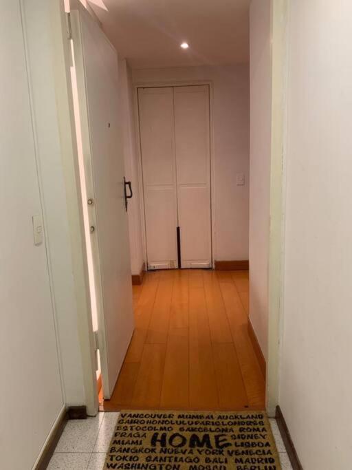 Apartamento en Rosales una habitación, dos baños, sala comedor y cocina. Vista maravillosa de la ciudad