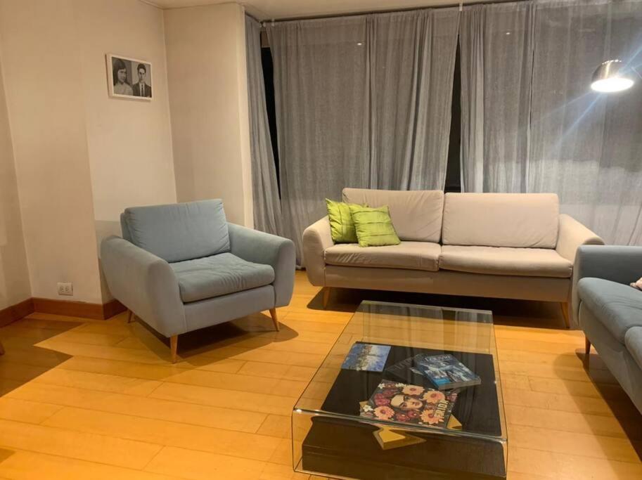 Apartamento en Rosales una habitación, dos baños, sala comedor y cocina. Vista maravillosa de la ciudad