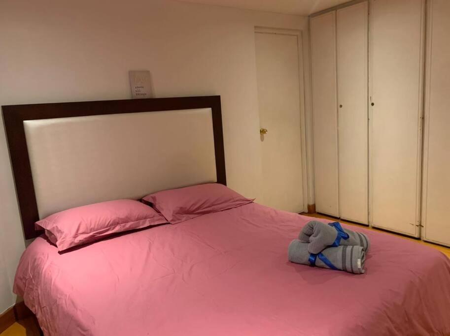 Apartamento en Rosales una habitación, dos baños, sala comedor y cocina. Vista maravillosa de la ciudad