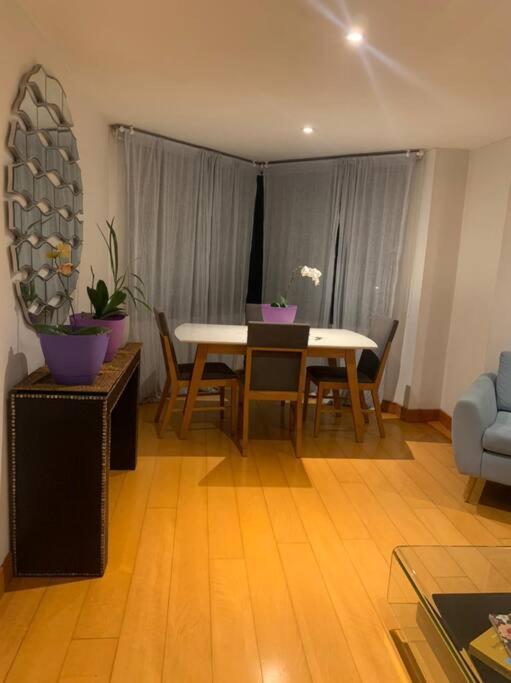Apartamento en Rosales una habitación, dos baños, sala comedor y cocina. Vista maravillosa de la ciudad