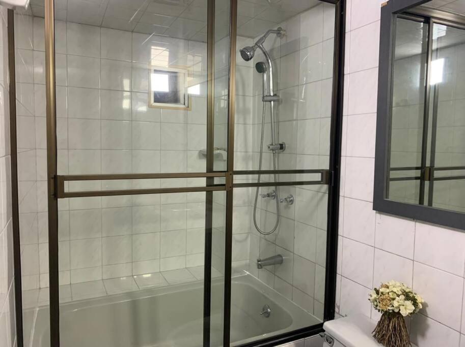 Apartamento en Rosales una habitación, dos baños, sala comedor y cocina. Vista maravillosa de la ciudad