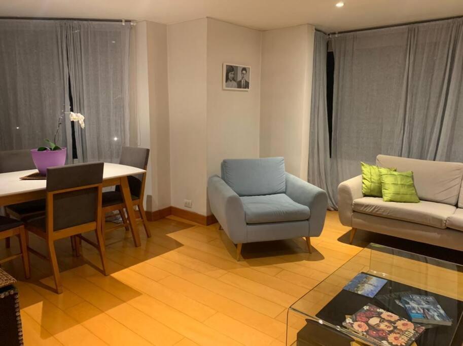 Apartamento en Rosales una habitación, dos baños, sala comedor y cocina. Vista maravillosa de la ciudad