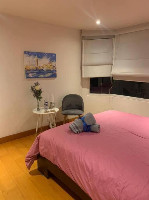 Apartamento en Rosales una habitación, dos baños, sala comedor y cocina. Vista maravillosa de la ciudad